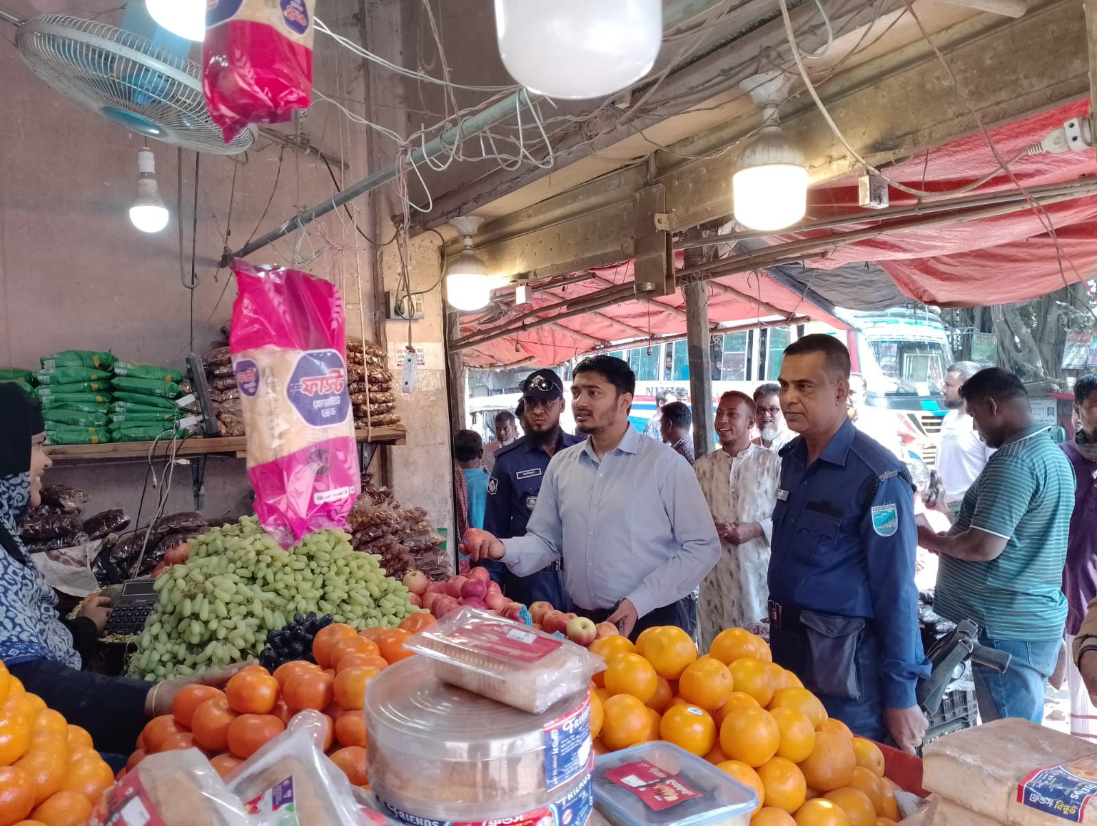 দৌলতপুরে মোবাইল কোর্টের বাজার মনিটরিং: ১৪ দোকানে জরিমানা